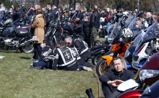 Zlot 10 tys. motocyklistów na Jasnej Górze, mimo pandemii.  Łamano restrykcje [WIDEO]
