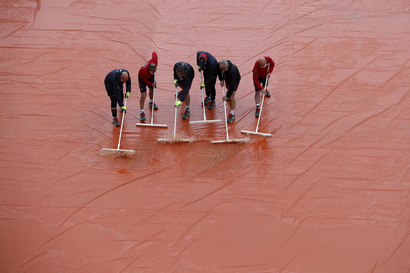 Hurkacz wygrał pierwszego seta i... musiał zejść z kortu. Mecz przerwany przez deszcz