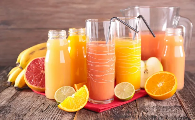 Picie soków a ryzyko zachorowania na raka. Dietetyk komentuje badania