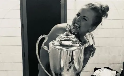 Joanna Wołosz tradycyjnie zrobiła sobie nagie zdjęcie ze zdobytym trofeum