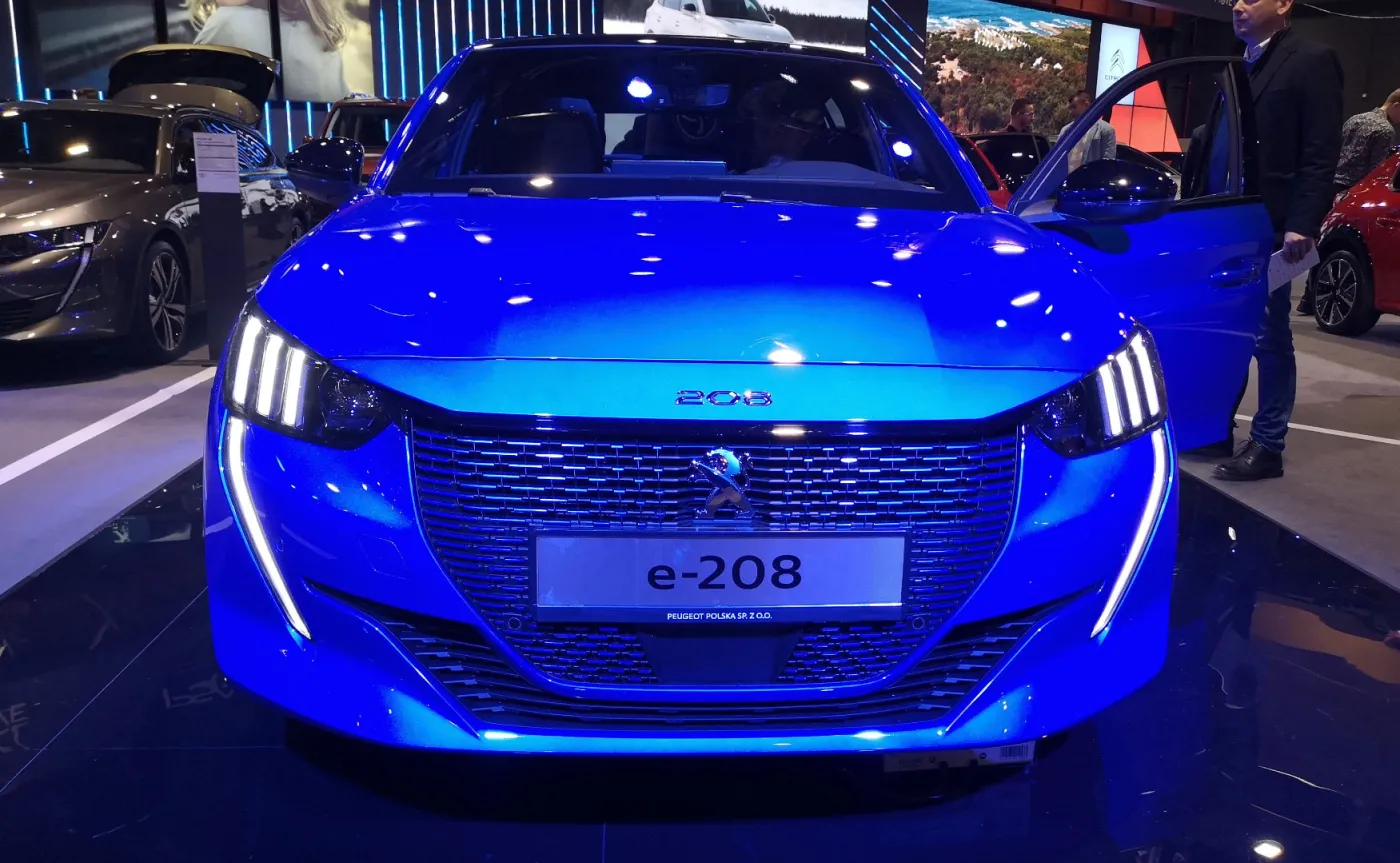 12768711-peugeot-e-208.jpg