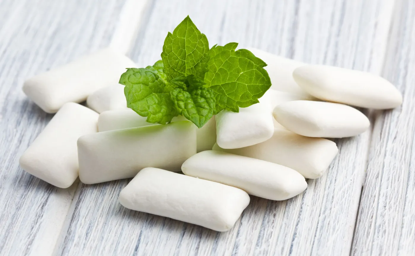 Obecny w gumie do żucia barwnik E171 może uszkadzać DNA