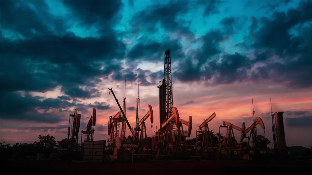 Zmniejszenie wydobycia i grupowe zwolnienia. COVID-19 przyśpiesza zmierzch ropy naftowej