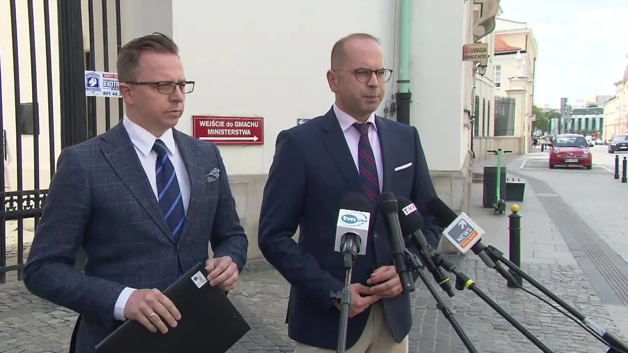 Posłowie Dariusz Joński i Michał Szczerba (KO)