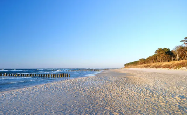 Uwaga na plaży w Kołobrzegu. Metalowy pręt przebił nogę kobiety