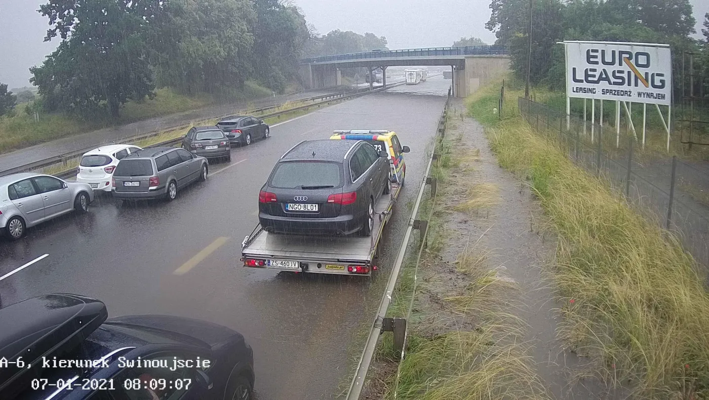 Autostrada A6 zalana, woda sięga po naczepy TIR-ów