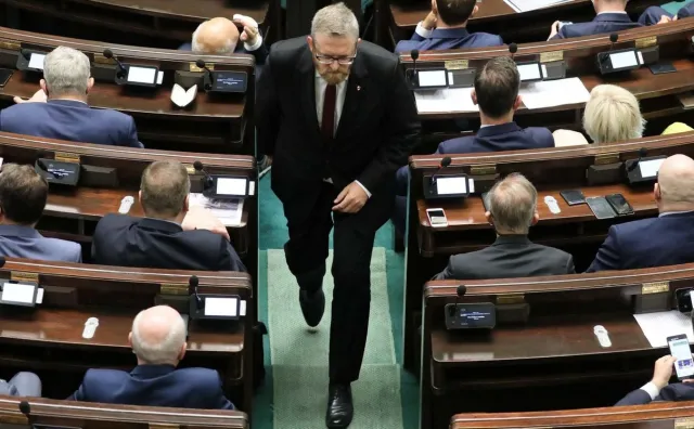 Awantura w Sejmie. Poseł Braun wykluczony z obrad