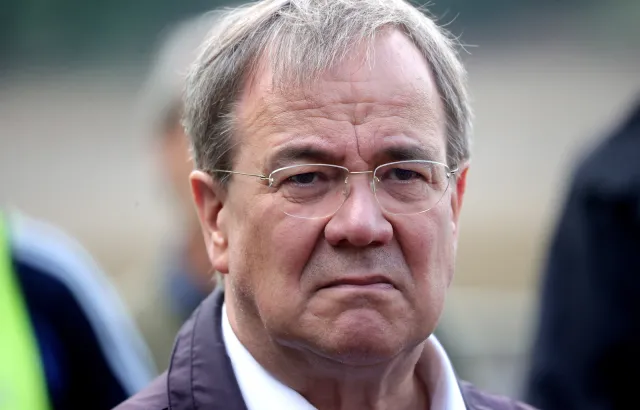 Niemiecki polityk przeprasza za śmiech i żarty w regionie dotkniętym powodzią