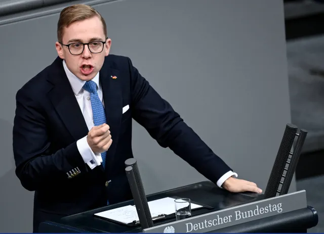 Antifa ujawnia: Niemiecki poseł pozował do zdjęcia z neonazistami