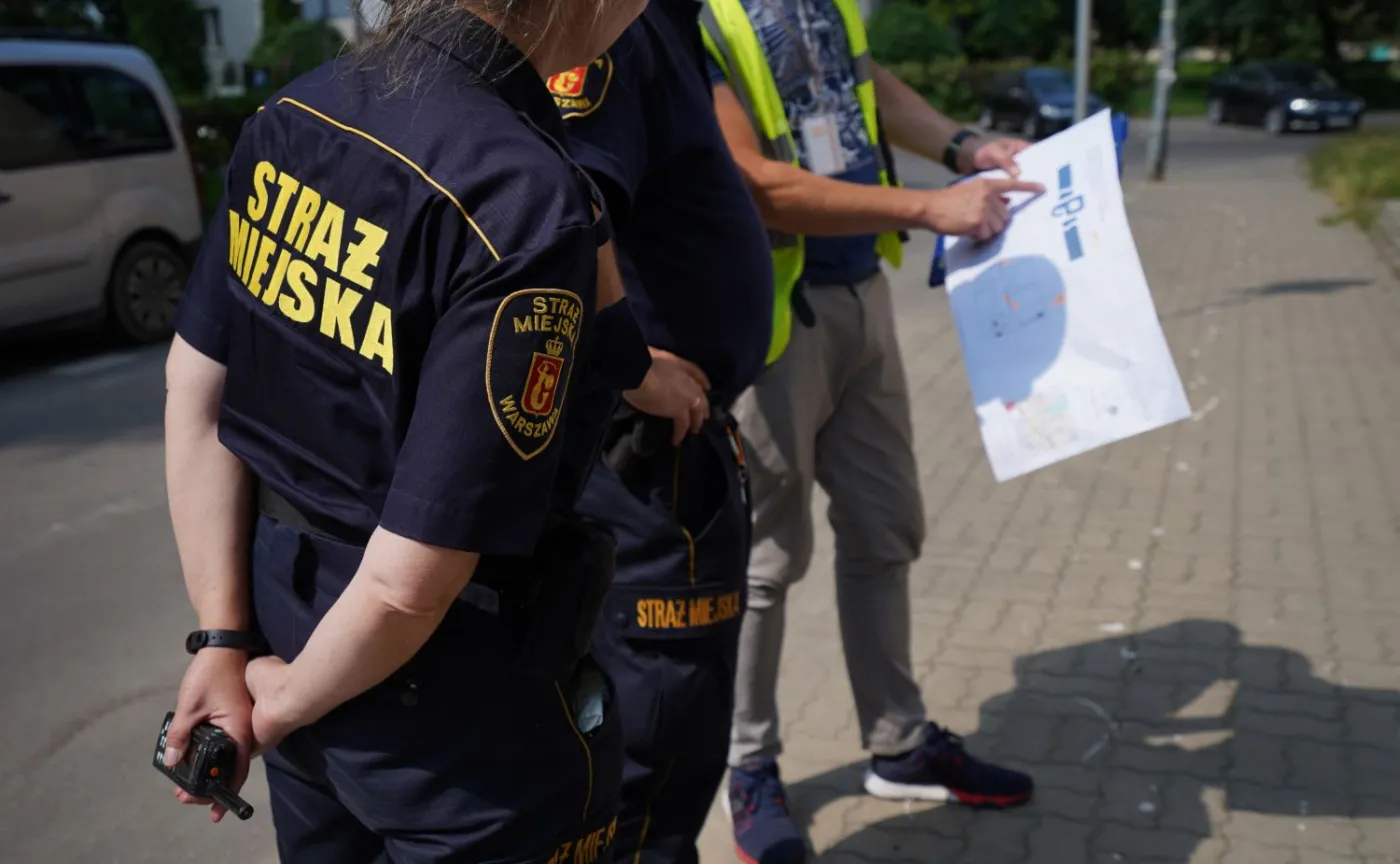 Parkowanie na chodniku. Nowy znak i mandat batem na kierowców