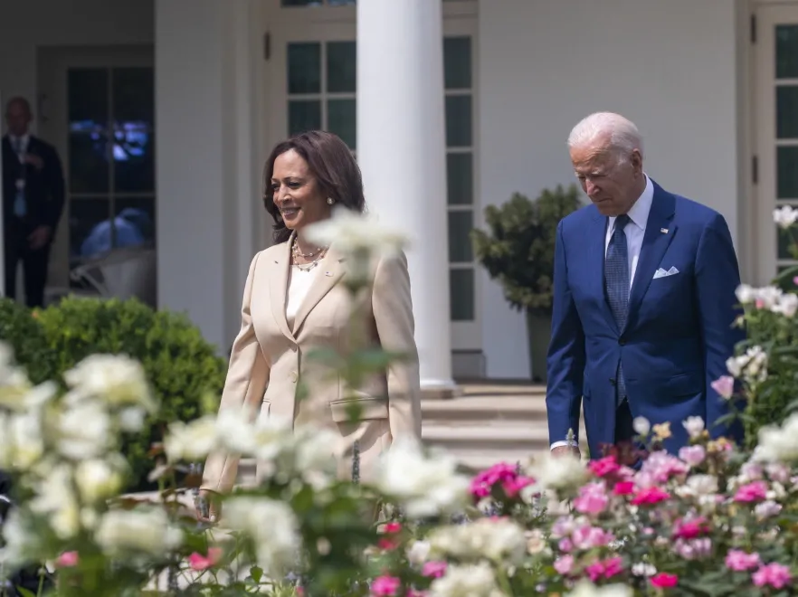 Bardzo udana stylizacja: Kamala Harris pokazała, jak wydobyć kobiecość z męskiego uniformu