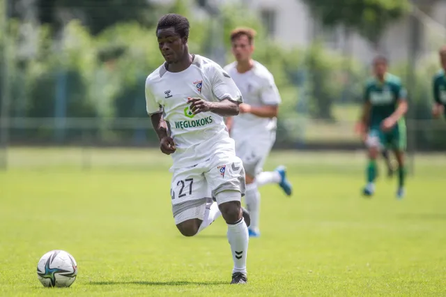 Górnik przegrał sparing z Arką. Podolski nie grał