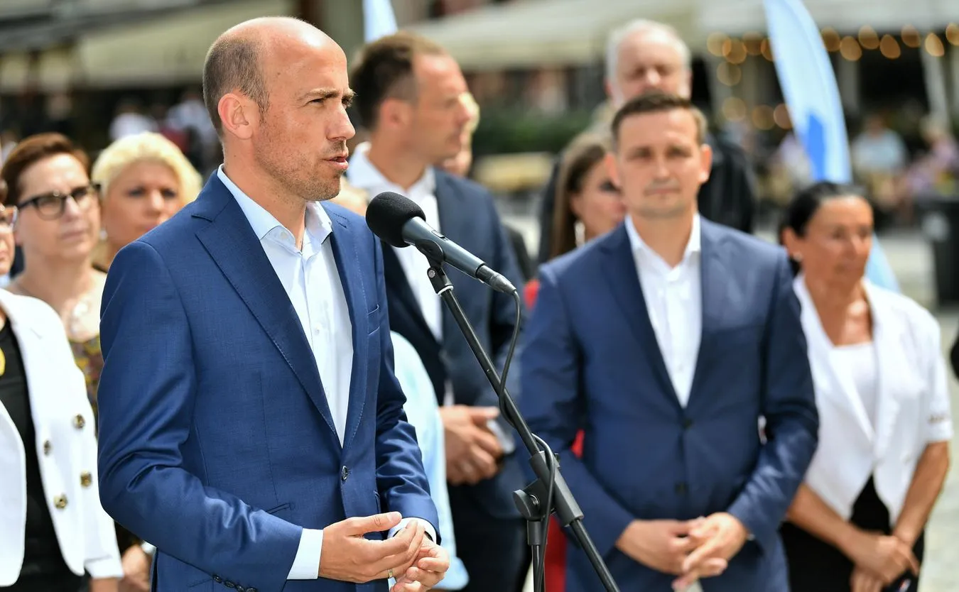 Atak na dziennikarzy na konferencji Budki. "Zawiadomimy policję"