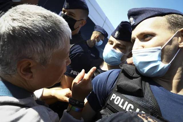 W obronie TVN na dachu ministerstwa. "Babcia Kasia" ugryzła policjanta?