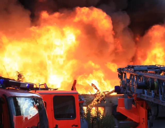 Płonie warsztat samochodowy w Mysłowicach. Z pożarem walczy blisko 20 zastępów straży