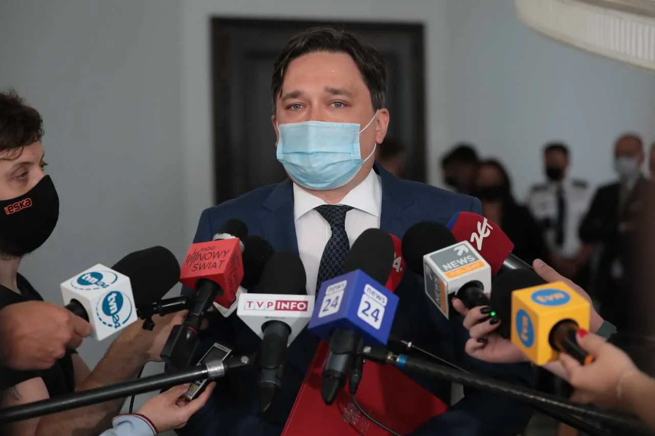 RPO interweniuje ws. zakucia w kajdanki 15-latka podejrzewanego o wybicie szyby