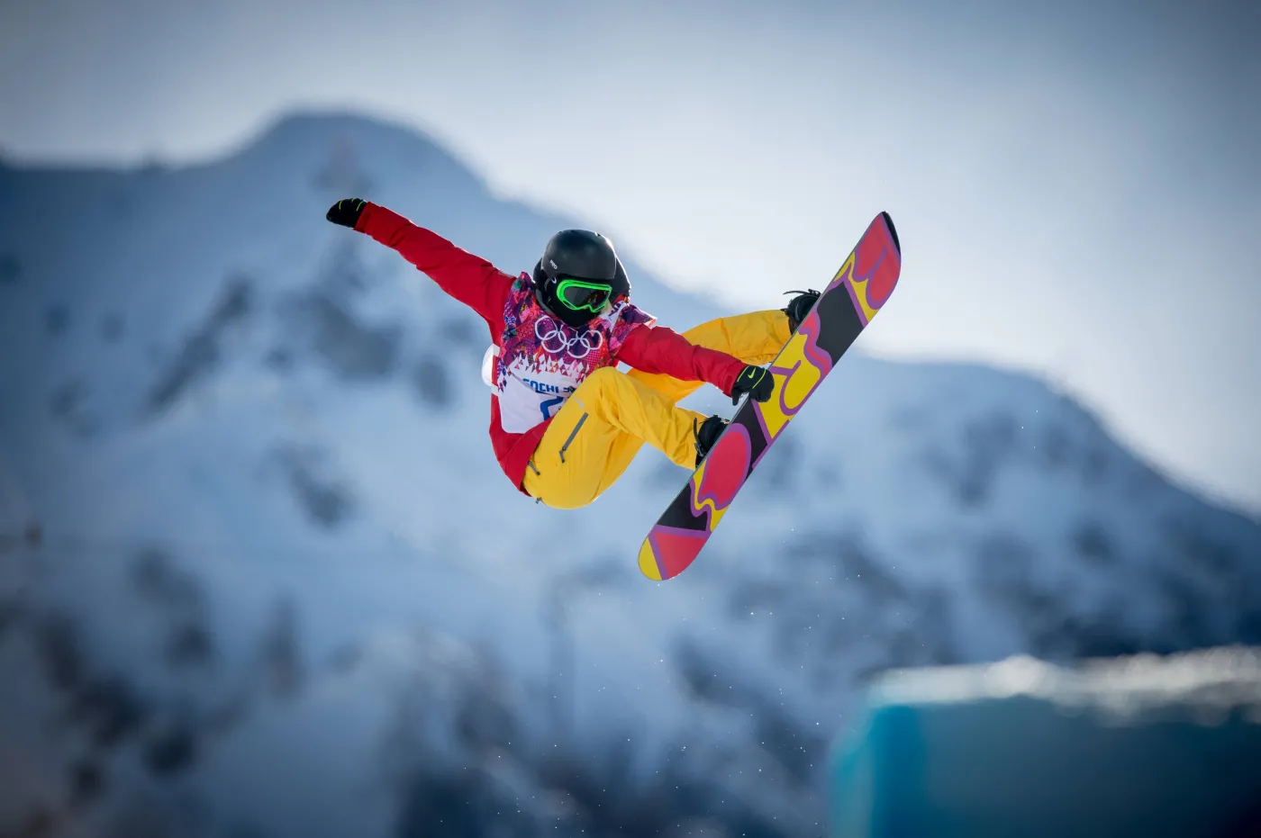 Chińskie snowboardzistki zamiast na śniegu trenują w centrum... MMA