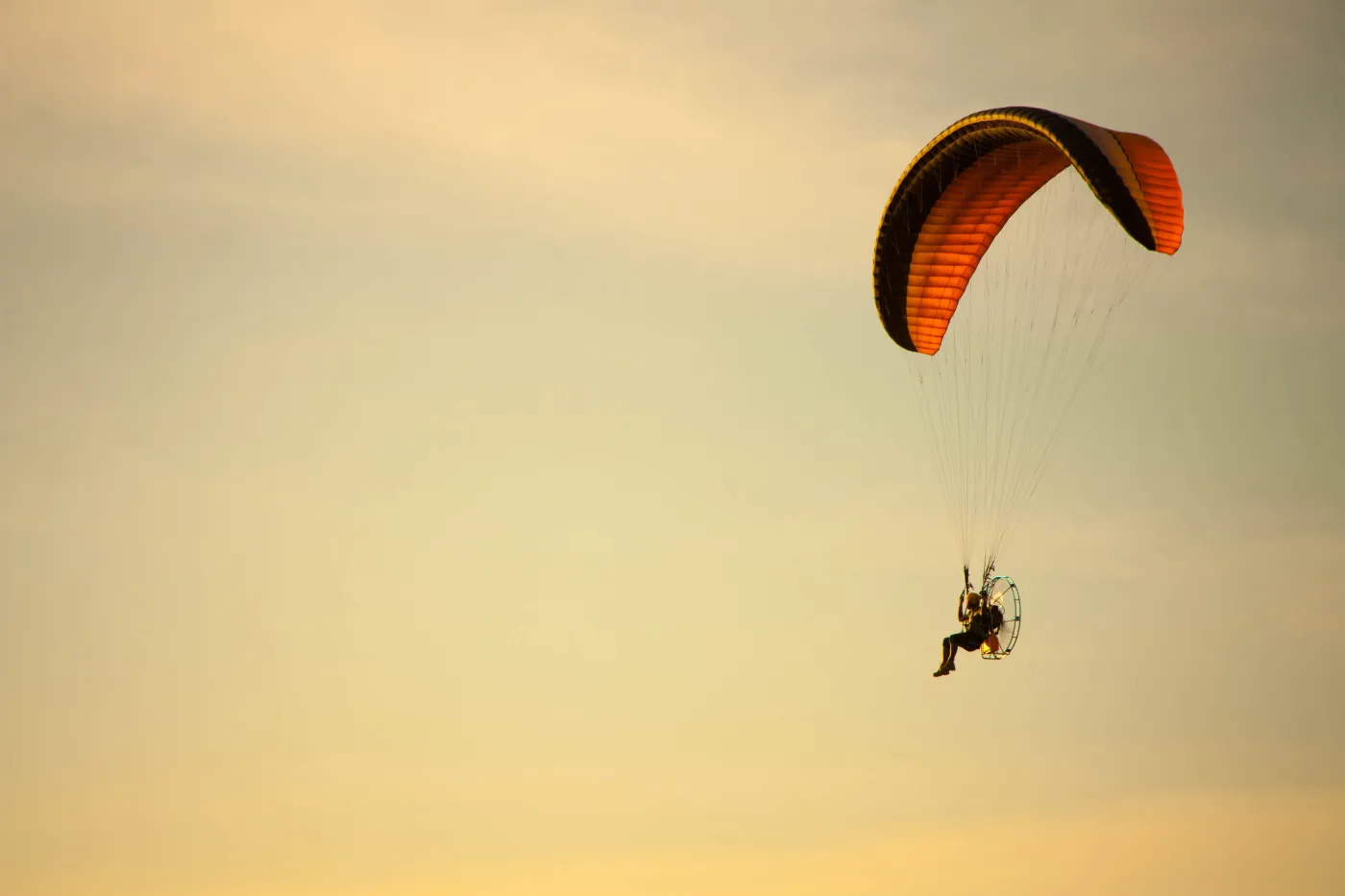Paralotnia runęła na ziemię. Nie żyje 34-letni mężczyzna