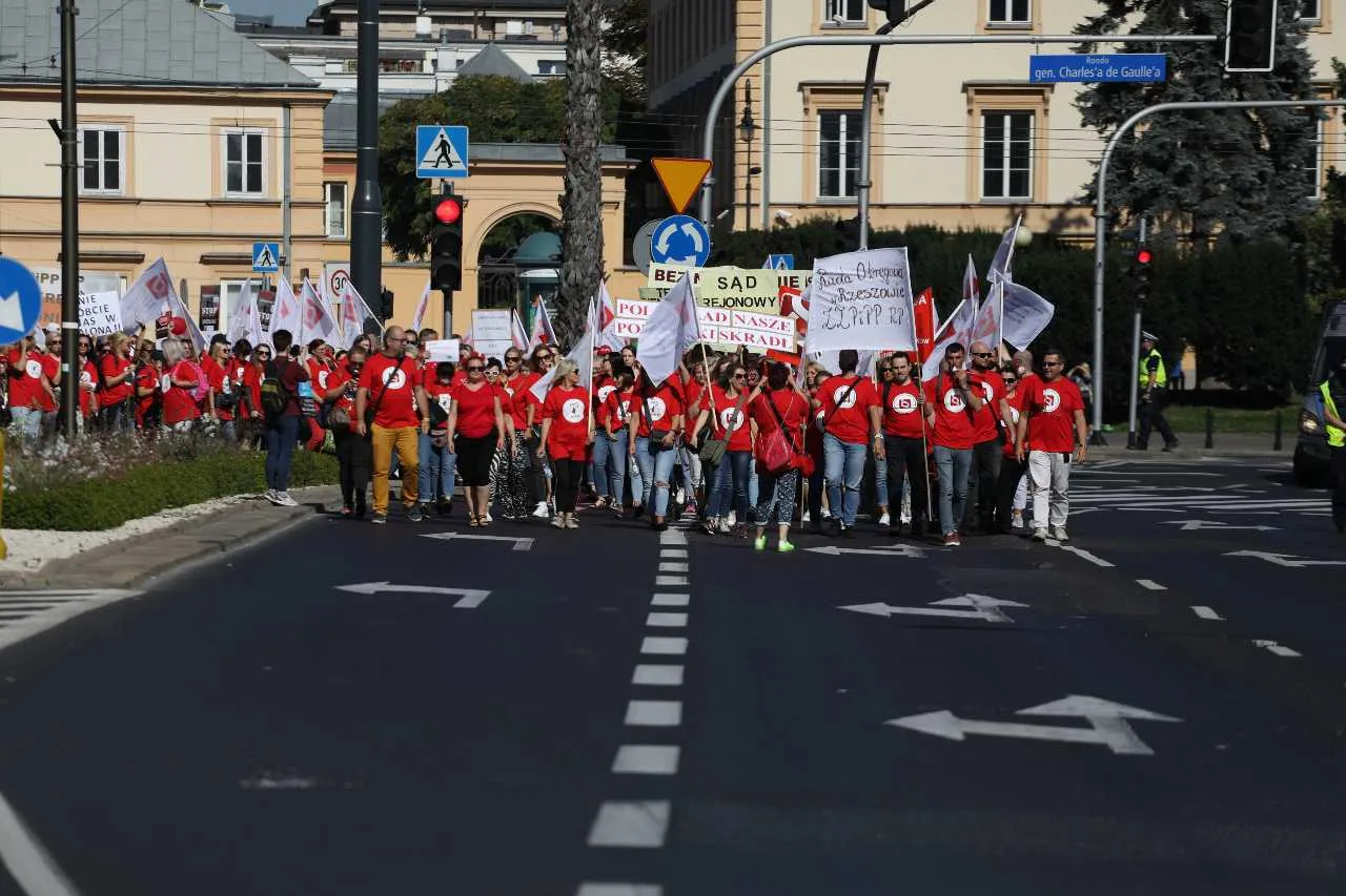 Przez Warszawę idzie "Czerwony marsz" pracowników sądów i prokuratur