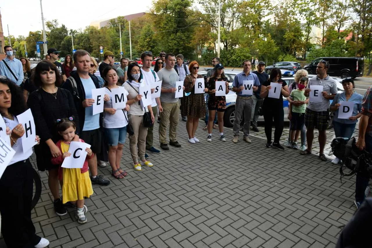 Tłum przed komendą policji we Wrocławiu po śmierci 25-letniego Dmytra