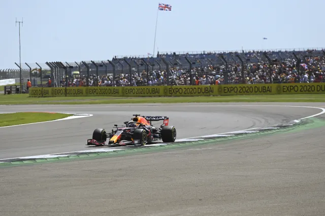 Kolizja Verstappena z Hamiltonem. Holender wypadł z toru i mocno uderzył w bandę [WIDEO]