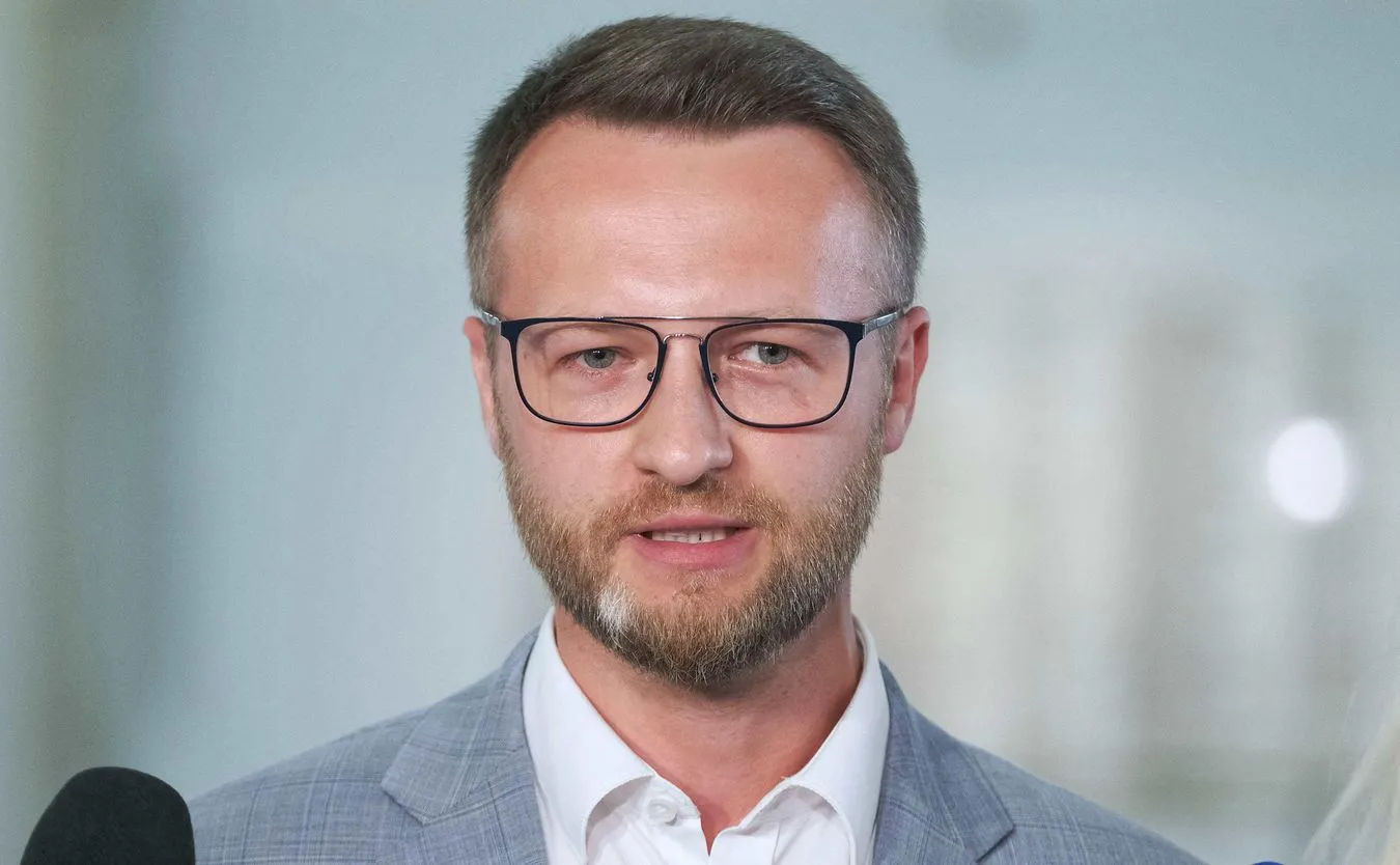 Poseł Szramka ma koronawirusa. "Bydlak mnie dopadł - pomimo zaszczepienia"