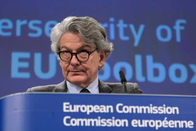 Komisarz UE: Nie wierzę, że dojdzie do polexitu