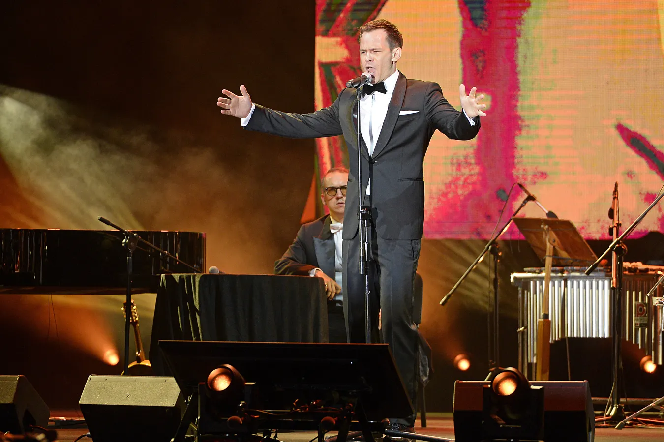 Szymon Komasa z piosenkarzami nagrali album z repertuarem Starszych Panów [WYWIAD]