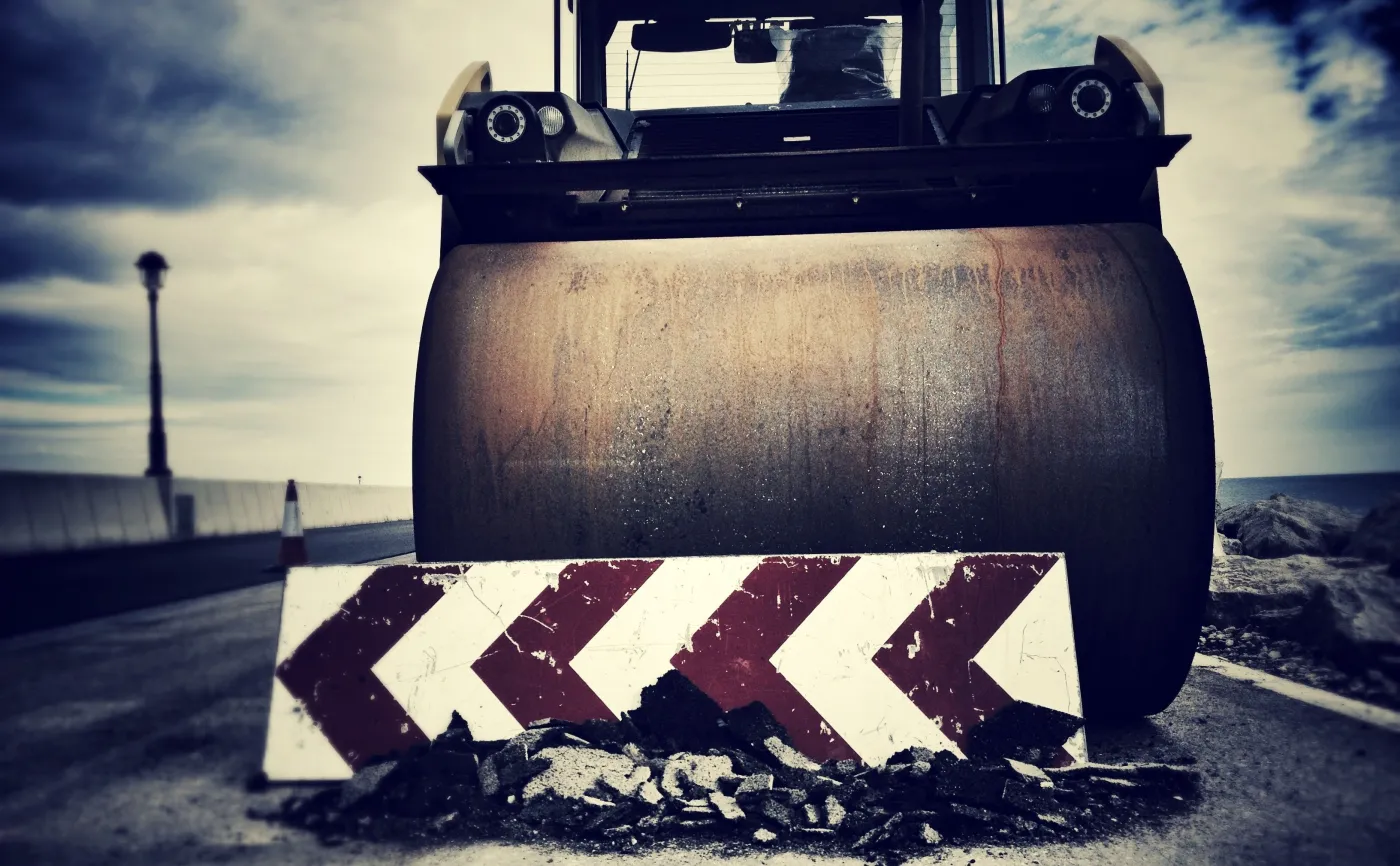 Pijany jeździł walcem drogowym po ulicach Libiszowa. 57-latek miał 3 promile