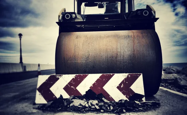 Remontując drogę natknęli się na kilkaset niewybuchów z czasów II wojny światowej. Grunt miał być wolny od pocisków