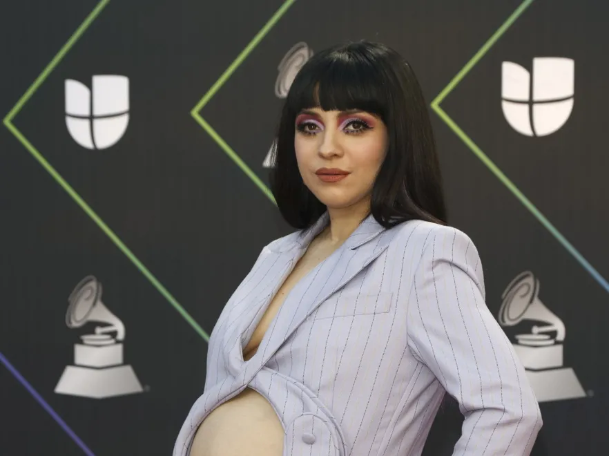 Najgorsza ciążowa stylizacja wszech czasów? Modowa potworność chilijskiej piosenkarki na czerwonym dywanie. FOTO