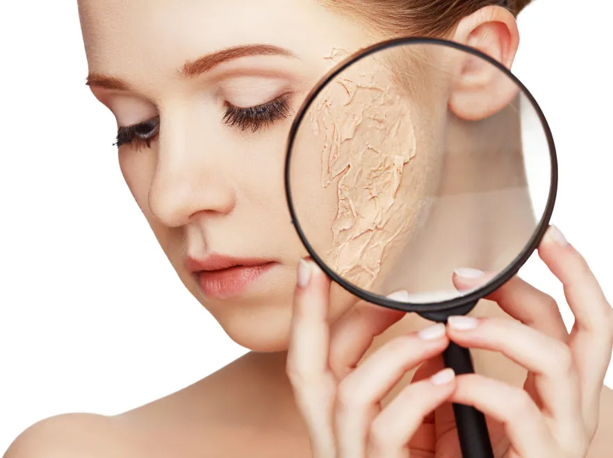 Odwodnienie organizmu daje o sobie znać na skórze. Rozpoznaj je i pozbądź się go!