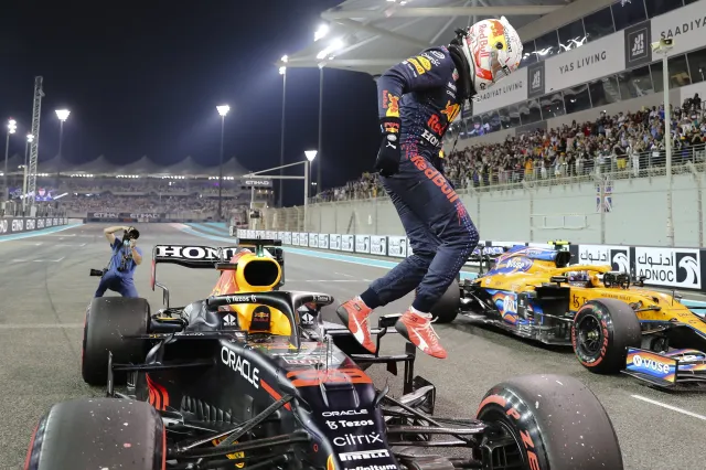 Verstappen mistrzem świata F1! Wyprzedził Hamiltona na ostatnim okrążeniu