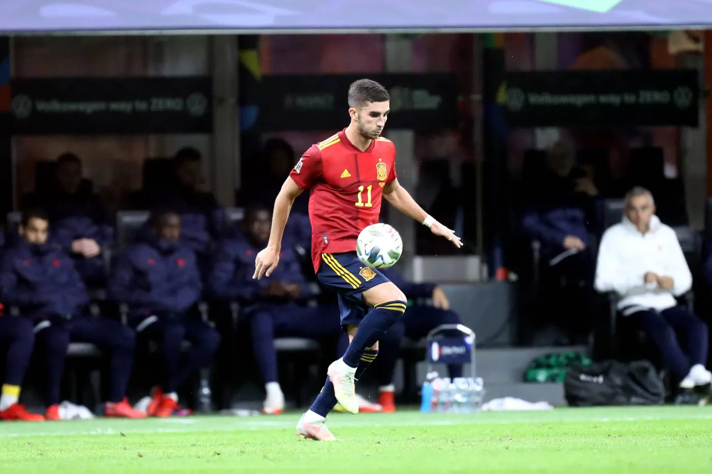 Z Anglii do Hiszpanii. Ferran Torres nowym piłkarzem "Barcy"