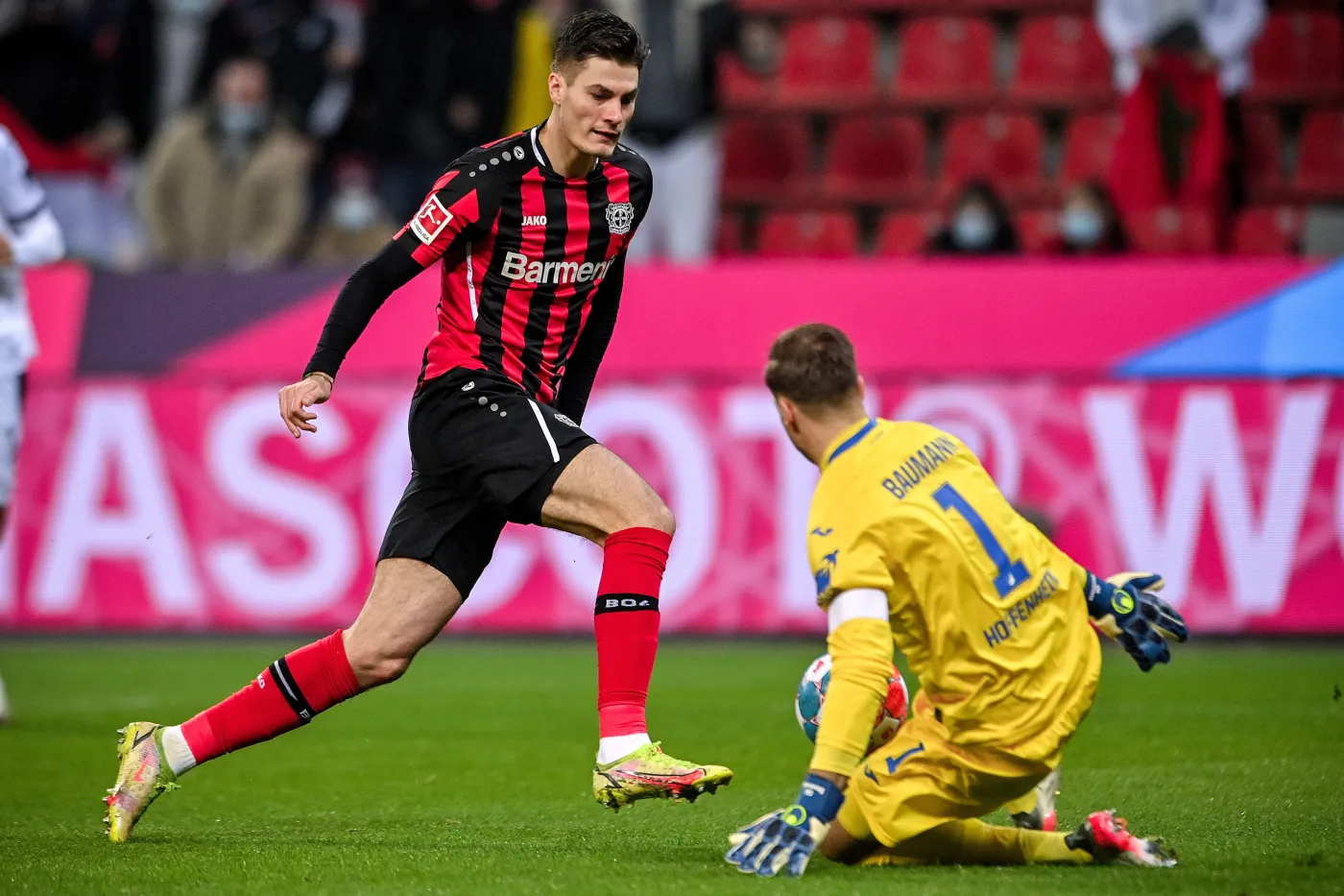 Patrik Schick i Erling Haaland gonią Roberta Lewandowskiego