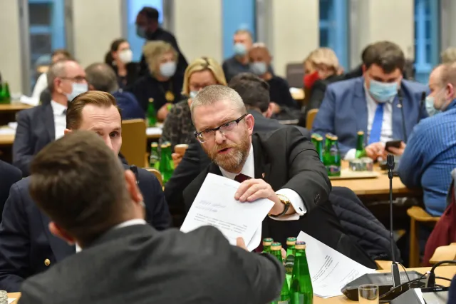 Poseł Braun kolejny raz wykluczony z obrad Sejmu za odmowę założenia maseczki