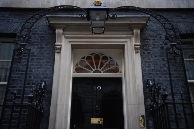 Johnson planuje czystkę na Downing Street i polityczną kontrofensywę