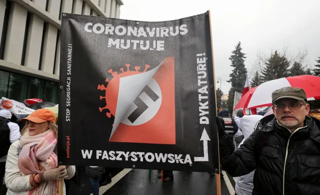 Protest antyszczepionkowców przed Sejmem. "Koronawirus mutuje w faszystowską dyktaturę"