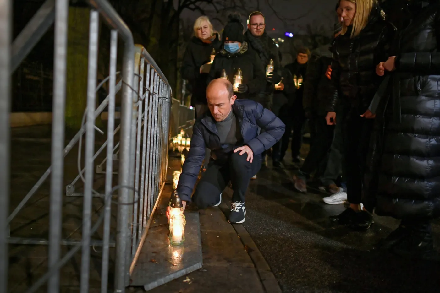 Politycy KO zapalili znicze przed siedzibą TK. "Ofiary nieludzkiego prawa"