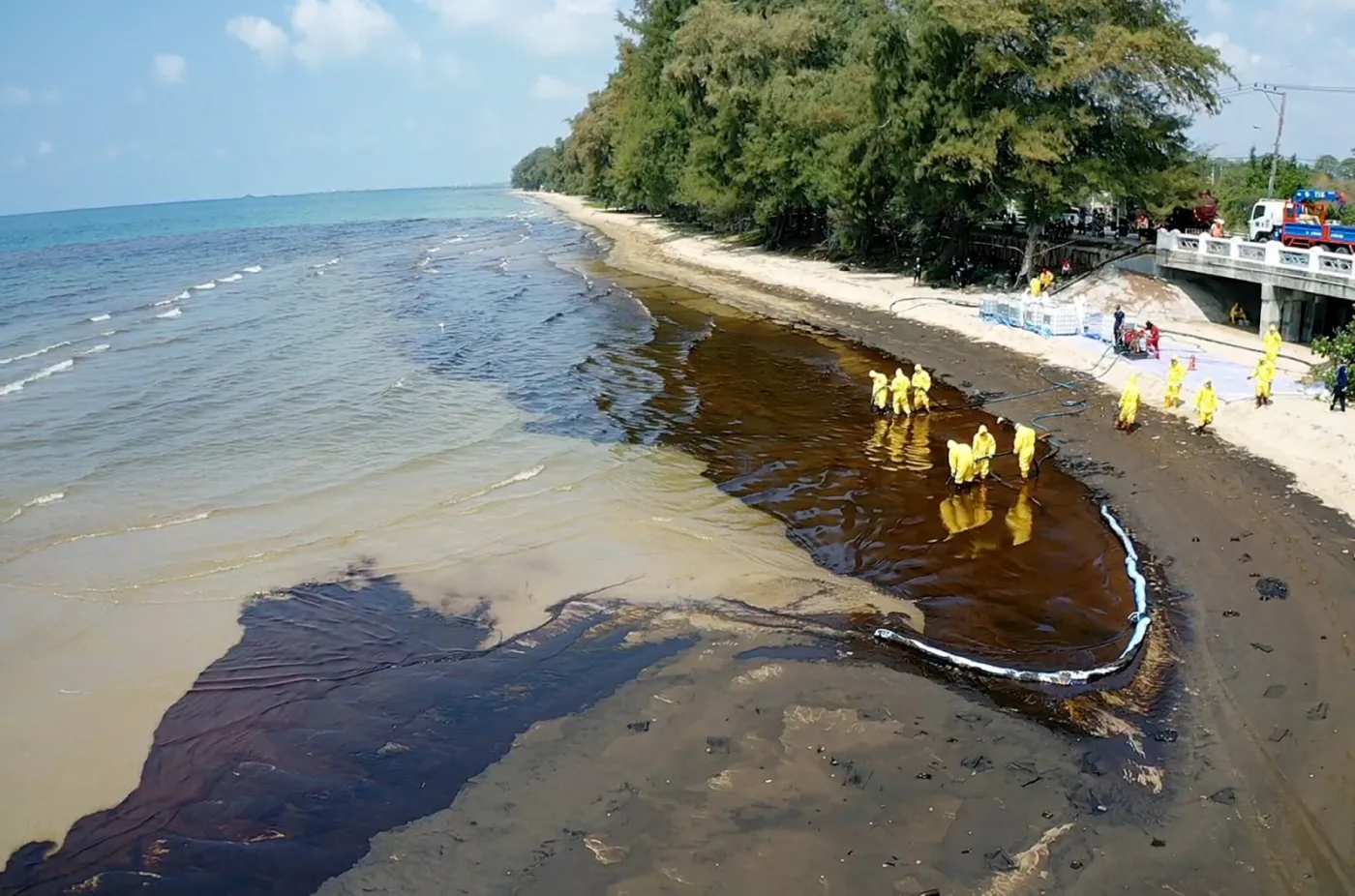 Awaria podmorskiego rurociągu. Ropa zalała rajskie plaże Tajlandii