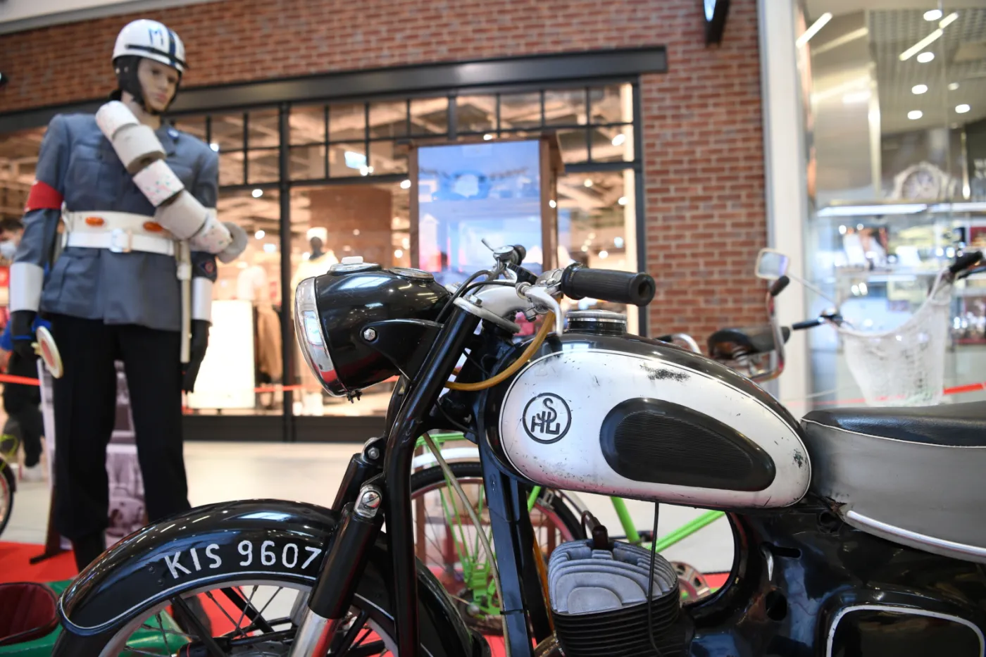 Rower Wigry, buty Relaks, motorynka Romet... Kultowe przedmioty z czasów PRL