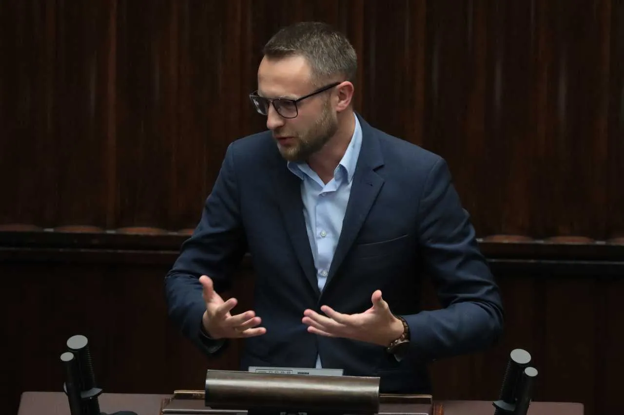 Poseł Szramka opowiada o próbie politycznego przekupstwa. "Tylko się uśmiechnąłem"