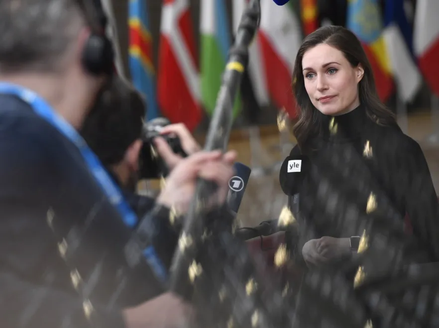 Prostota, która nie zawodzi: Premier Finlandii i jej doskonałe stylizacje. Aż miło się na to patrzy! FOTO