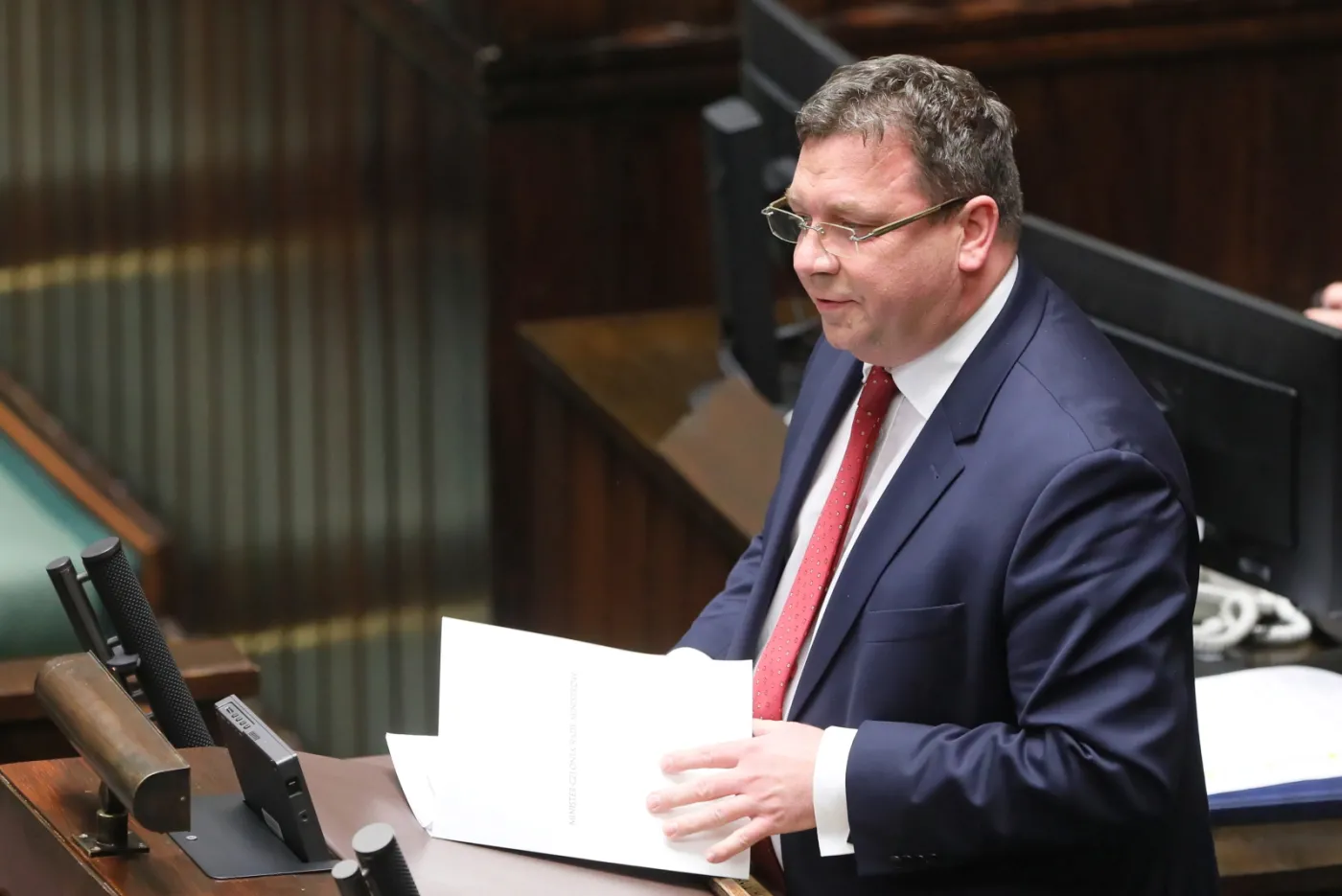 Wójcik: Komisarze UE bezwzględnie szantażują Polskę