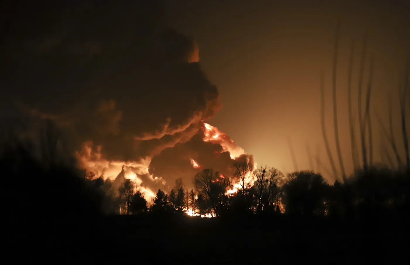 Całkowicie spłonęła baza paliwowa w Wasylkowie