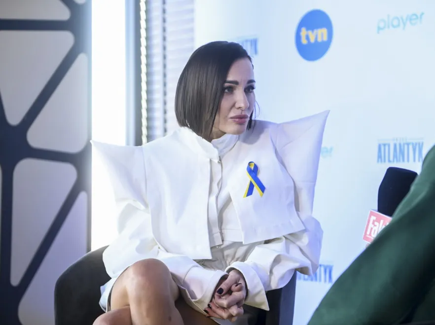 "Piękna, ale z pompowaniem ust przesadza". Internauci oceniają twarz Mai Hirsch