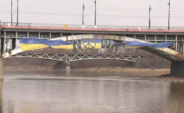 Sześćdziesięciometrowa flaga Ukrainy zawisła w Warszawie. Akcja Greenpeace