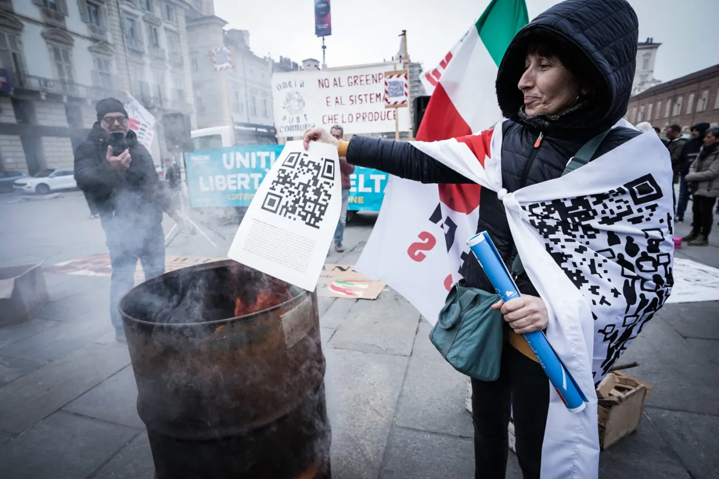 Kolejne kraje w Europie znoszą większość obostrzeń. Tam spada liczba zakażeń