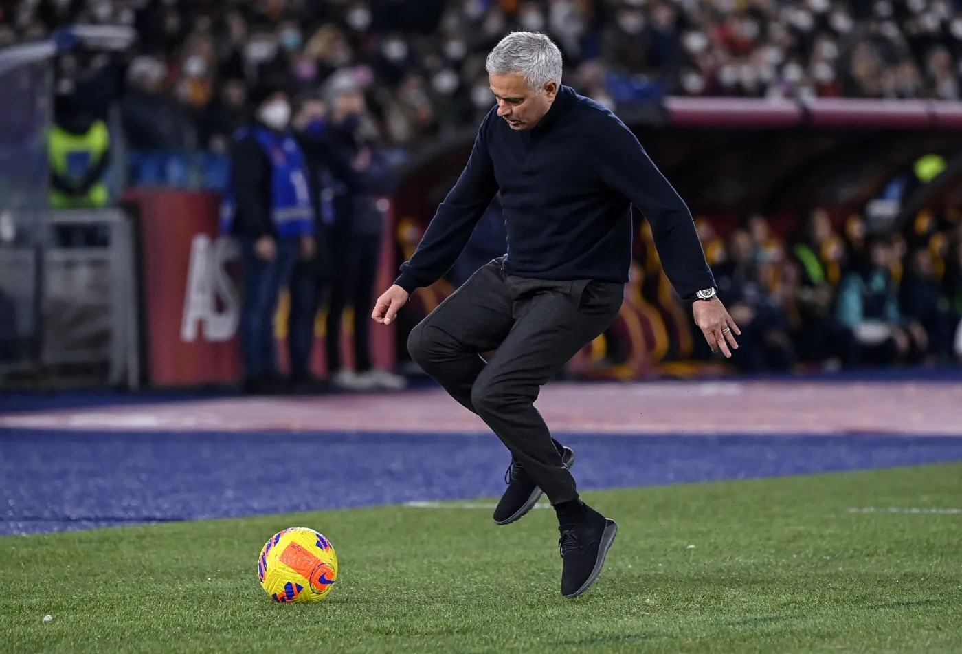 Mourinho ukarany za kłótnię z sędzią i kopnięcie piłki w trybuny