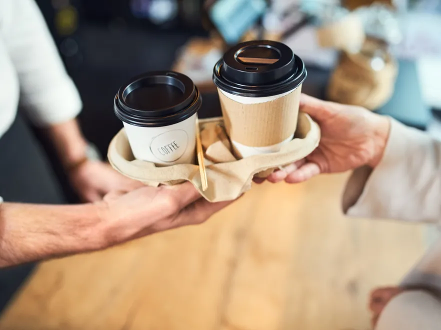 Kawiarnie nie mają się z czego cieszyć... Raport pokazał, gdzie i jaką kawę kupują Polacy poza domem